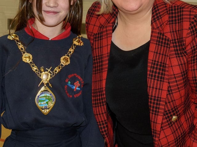 The Mayor, Councillor Sandra Duffy paid a visit to St Oliver Plunkett PS in Strathfoyle as part of Derry City and Strabane District Council’s  Local Democracy Week where she was joined by Councillor Rachal Ferguson and pupils from Primary 7. Following a series of questions and answers the children all tried the Mayoral Chain on. Picture Martin McKeown. 23.11.2:.
