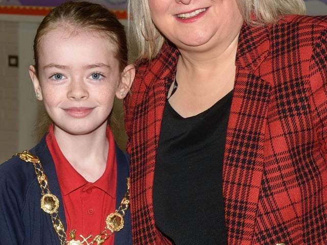 The Mayor, Councillor Sandra Duffy paid a visit to St Oliver Plunkett PS in Strathfoyle as part of Derry City and Strabane District Council’s Local Democracy Week where she was joined by Councillor Rachal Ferguson and pupils from Primary 7. Following a series of questions and answers the children all tried the Mayoral Chain on. Picture Martin McKeown. 23.11.2:.
