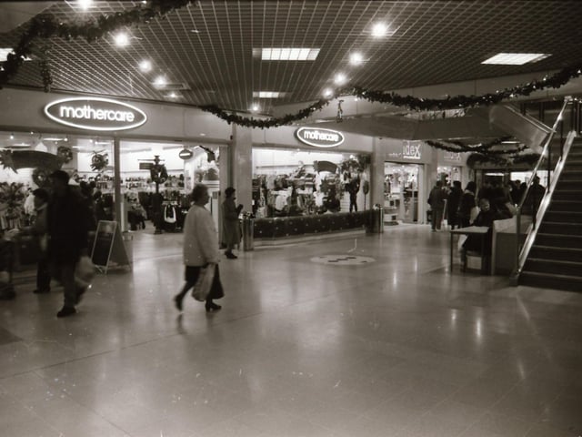 Scenes from around the popular shopping areas of Derry in the run up to Christmas back in 1995.