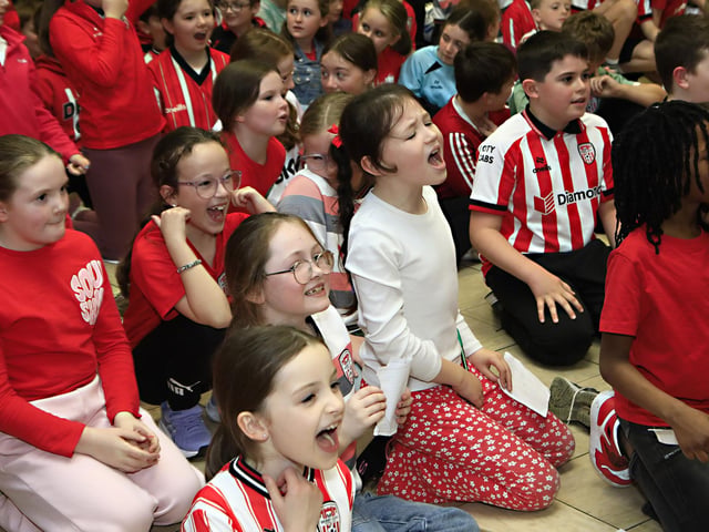 Derry City player Christy Grogan and senior coach Niall McGinn visiting St. Anne’s PS in the run up to their FAI Cup final against Waterford. (Photo - Tom Heaney, nwpresspics)