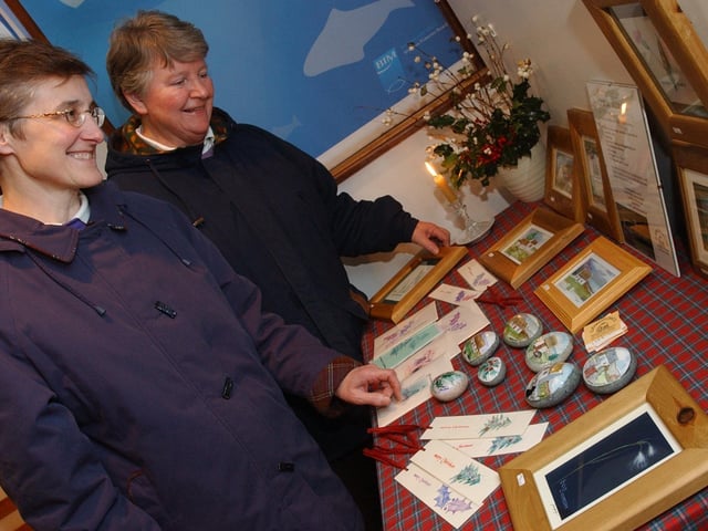 Artist Lida Bulf, left, from Godsrestcrafts with Anne Walker. (0612PG52) : Christmas in Inishowen in 2005.