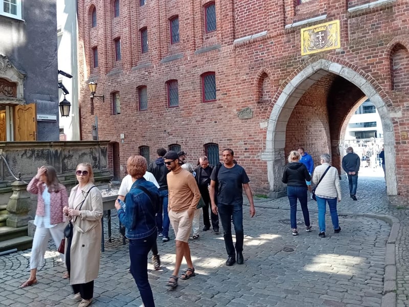 Tourists make their way to and from the Long Embankment via St. Mary's Gate.