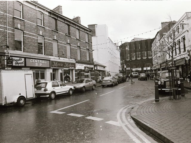 Scenes from around the popular shopping areas of Derry in the run up to Christmas back in 1995.