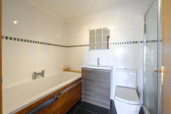 Bedroom 1 en-suite bathroom.