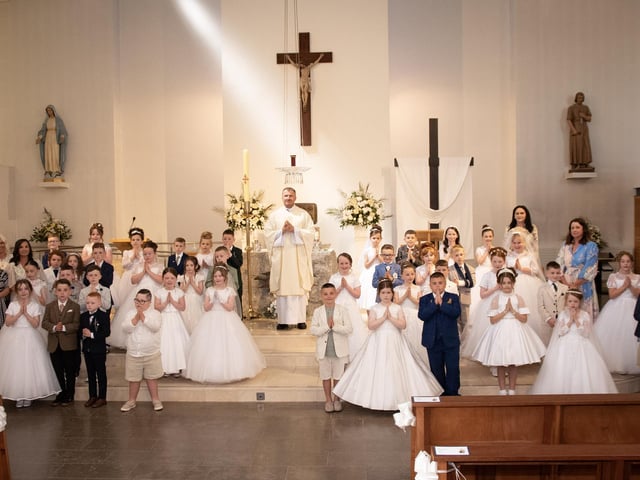 Pupils from Holy Child Primary School who received the Sacrament of First Holy Communion from Fr. Ignacy Saniuta, CC at St. Mary's Church, Creggan on Friday last. (Photo: Kerrie Quinn)