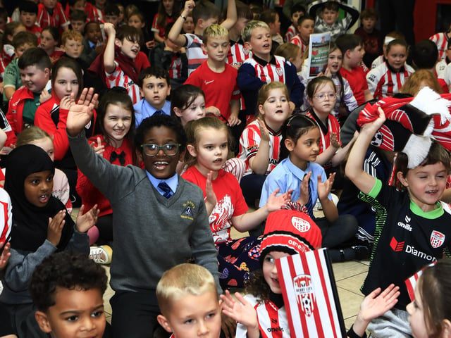 Derry City player Christy Grogan and senior coach Niall McGinn visiting St. Anne’s PS in the run up to their FAI Cup final against Waterford. (Photo - Tom Heaney, nwpresspics)