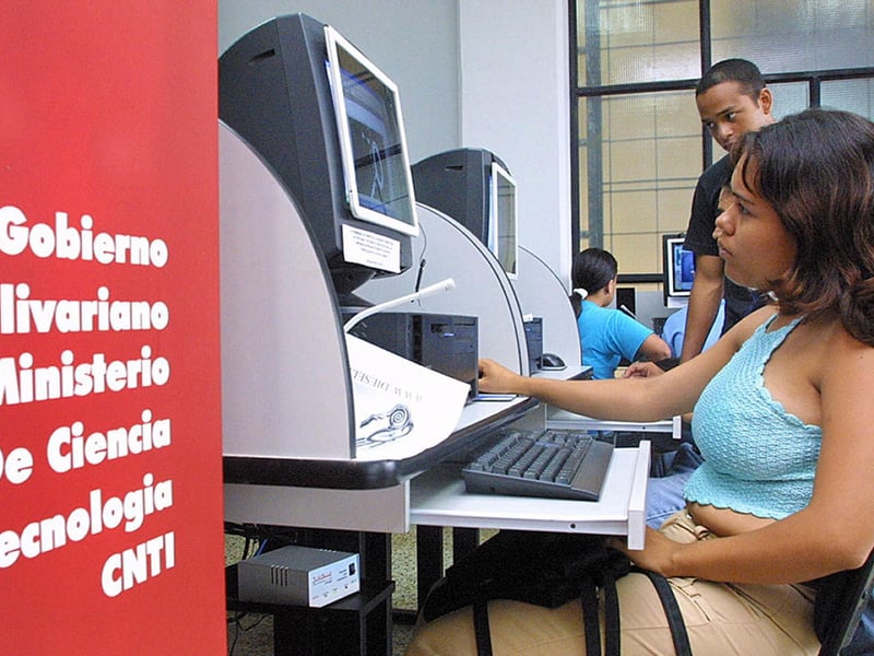 An internet centre in Caracas in 2004. AFP PHOTO/Andrew ALVAREZ (Photo credit should read ANDREW ALVAREZ/AFP via Getty Images)