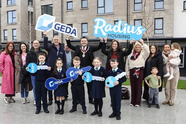 Mayor Ruairí McHugh at the official open the new Radius / Geda social housing development “Daisyfield Court”, Foyle Road, with Denise Quinn, senior head of development, Radius Housing and Damian Murray, construction partner Geda. Also included are Clare Doherty, principal, parents and pupils from Longtower PS. (Photo - Tom Heaney, nwpresspics)