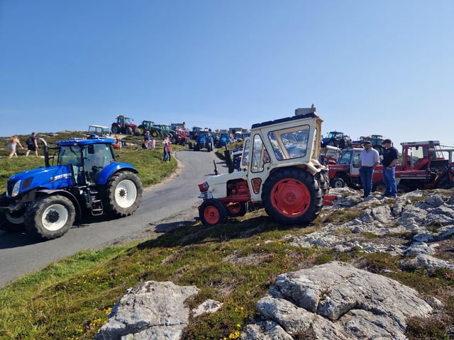 Tractors at Banba's Crown.