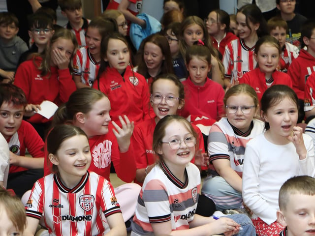 Derry City player Christy Grogan and senior coach Niall McGinn visiting St. Anne’s PS in the run up to their FAI Cup final against Waterford. (Photo - Tom Heaney, nwpresspics)
