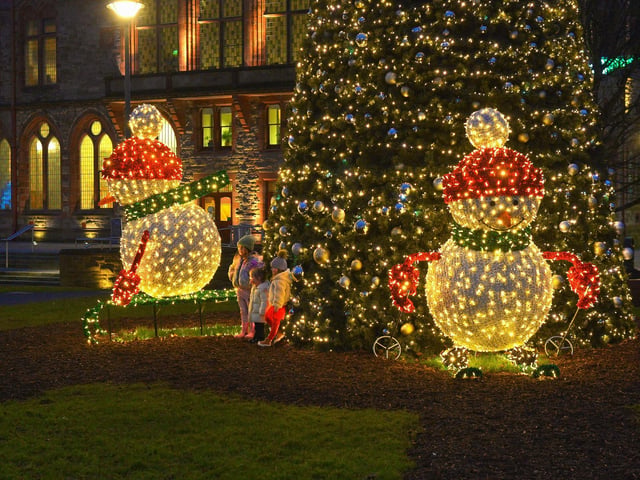Christmas decorations on Foyle Embankment. Photos: George Sweeney. DER2150GS – 041