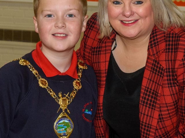 The Mayor, Councillor Sandra Duffy paid a visit to St Oliver Plunkett PS in Strathfoyle as part of Derry City and Strabane District Council’s  Local Democracy Week where she was joined by Councillor Rachal Ferguson and pupils from Primary 7. Following a series of questions and answers the children all tried the Mayoral Chain on. Picture Martin McKeown. 23.11.2:.
