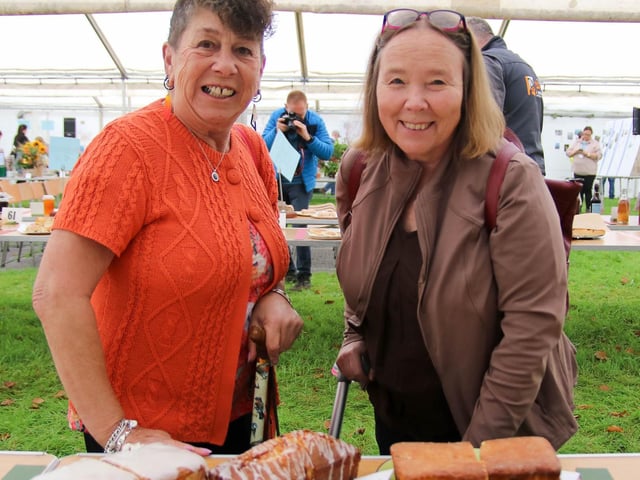 Kay and Margaret checking out the cakes. (Photo - Deirdre Heaney, nwpresspics)
