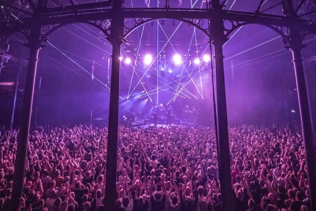 Faithless live.