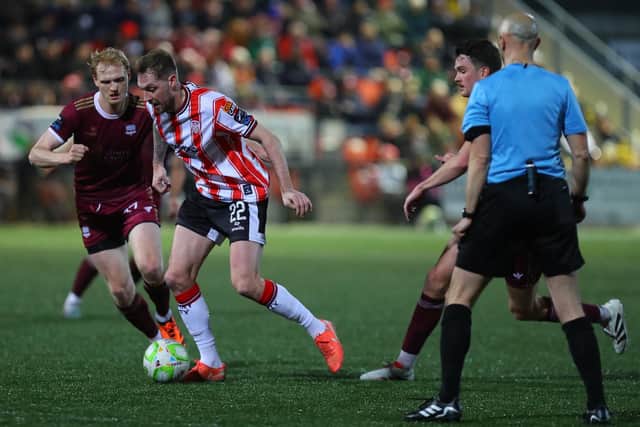 Derry City defender Kevin Holt plays the ball out of defence. Photo by Kevin Moore/MCIphoto