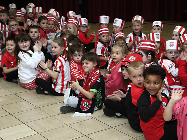 Derry City  player Christy Grogan and senior coach Niall McGinn visiting St. Anne’s PS in the run up to their FAI Cup final against Waterford. (Photo - Tom Heaney, nwpresspics)