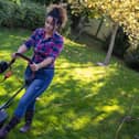 Mowing the lawn burns more calories than water aerobics, researchers found (photo: Adobe)
