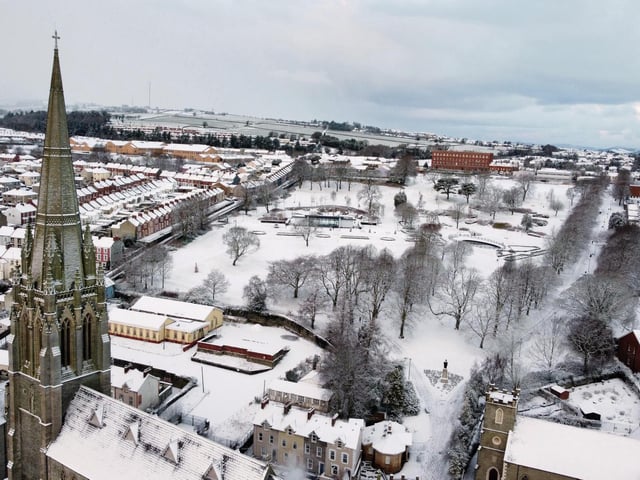 A covering of snow falls across Derry. Photo Lorcan Doherty / PressEye