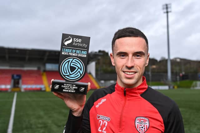 Derry City's Jordan McEneff with his SSE Airtricity/SWI Player of the Month award for February, at the Ryan McBride Brandywell Stadium. Picture by Piaras Ó Mídheach/Sportsfile