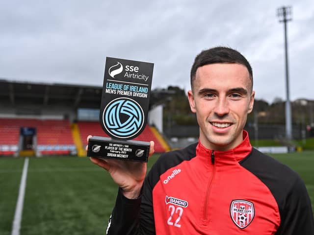 Derry City's Jordan McEneff with his SSE Airtricity/SWI Player of the Month award for February, at the Ryan McBride Brandywell Stadium. Picture by Piaras Ó Mídheach/Sportsfile