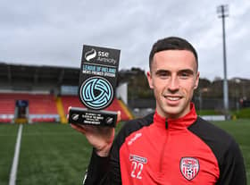 Derry City's Jordan McEneff with his SSE Airtricity/SWI Player of the Month award for February, at the Ryan McBride Brandywell Stadium. Picture by Piaras Ó Mídheach/Sportsfile