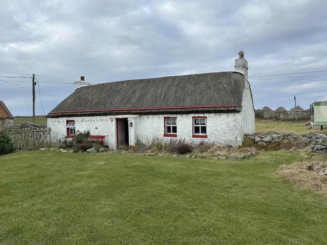A stunning traditional thatched Cottage, originally built around 300 years ago, located by the sea at Culoort, Malin Head, Donegal, Ireland's most northerly point has come on the market for €195,000.