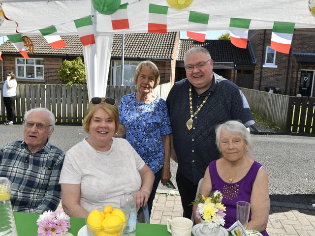 Michael Doherty, Mags Canning, Bridie Stewart and Helen Bradley pictured with Deputy Mayor Darren Guy at the Annual Farland Way Hazelbank Big Lunch. Photo: George Sweeney