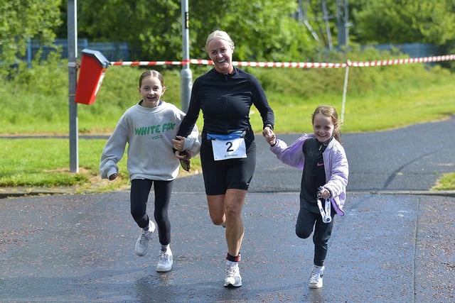 LIAM BALL TRIATHLON 40th ANNIVERSARY – Leanne, daughter of the late Liam Ball, with her daughters. Photo: George Sweeney