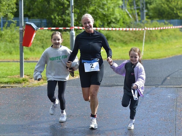 LIAM BALL TRIATHLON 40th ANNIVERSARY – Leanne, daughter of the late Liam Ball, with her daughters. Photo: George Sweeney
