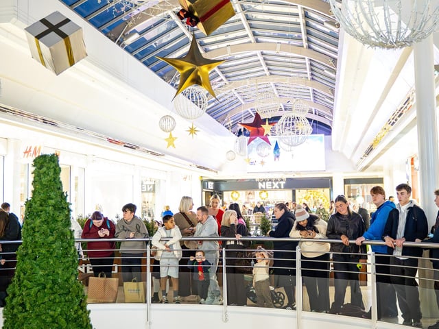 Derry, Northern Ireland. 7 November 2025. Families line the balconies of Foyleside Shopping Centre, watching the Christmas lights switch-on ceremony. Credit: Aodhan Roberts. : Christmas at Foyleside. Photos by Aodhán Roberts.