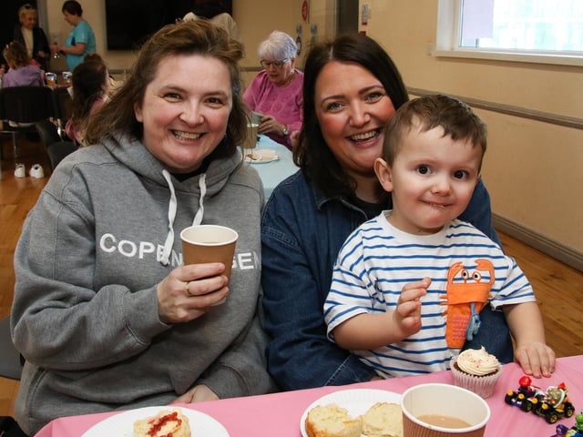 Charlie with mum Kara and auntie Wendy. (Photo - Deirdre Heaney, nwpresspics)