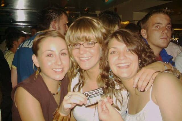 Exif-JPEG-422 : Locals having a good time at Derry's nightlife spots back in June 2005.