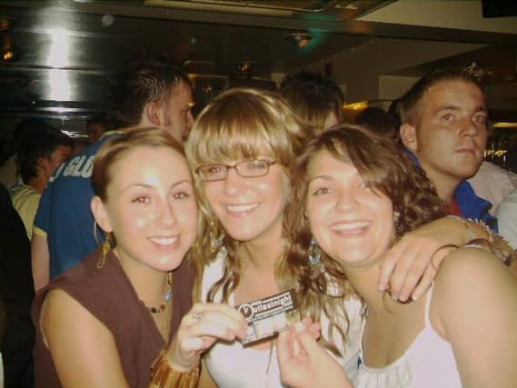 Exif-JPEG-422 : Locals having a good time at Derry's nightlife spots back in June 2005.