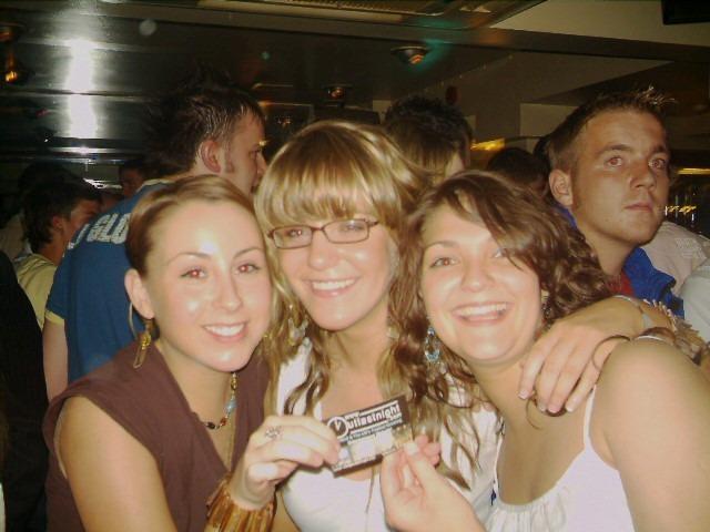 Exif-JPEG-422 : Locals having a good time at Derry's nightlife spots back in June 2005.