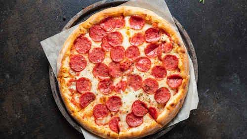 Mario's Pizza is located on the Victoria Road and has received 4.5 stars out of 5, with 19 reviews. One reviewer said: "Without a doubt some of the nicest food in the town. Pizzas are packed with toppings, chips are freshly cooked and piping hot. They also do a "pizza burger" which strange as it may sound tastes lovely and is definitely worth a try."