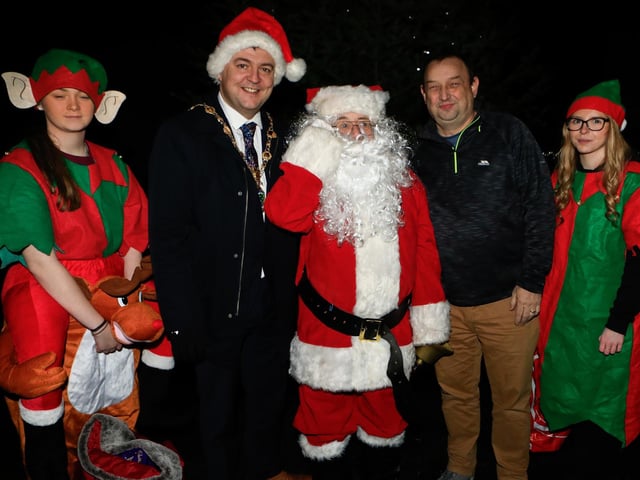 Mayor Ruairí McHugh and Colr. Declan Norris with Santa and his elves at Enagh Crescent switch on the Christmas tree lights. (Photo - Tom Heaney, nwpresspics)