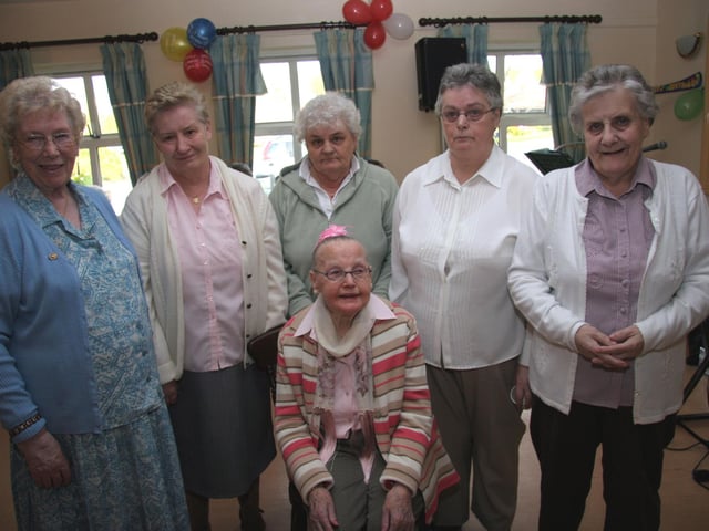 Nellie enjoys her 90th birthday with residents, Sophia, Mary Claire, Mary, Nellie and Margaret 0208JML : Parties and celebrations across Derry in May 2006.