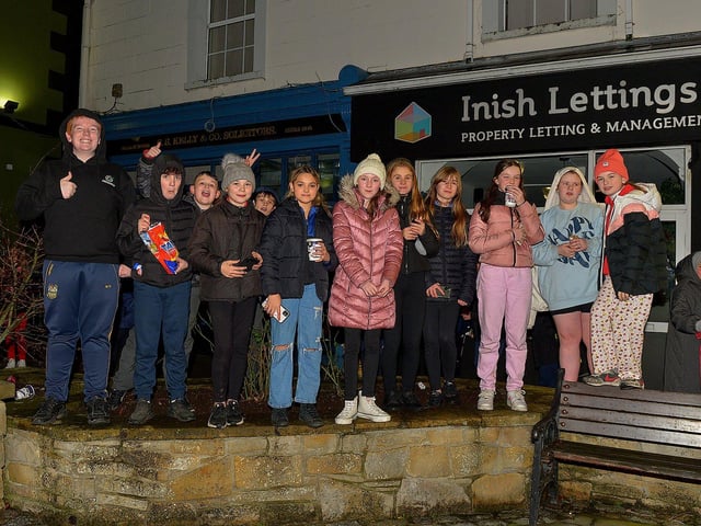 Waiting for Santa to arrive in Buncrana on Friday evening last. Photo: George Sweeney. DER2247GS – 88