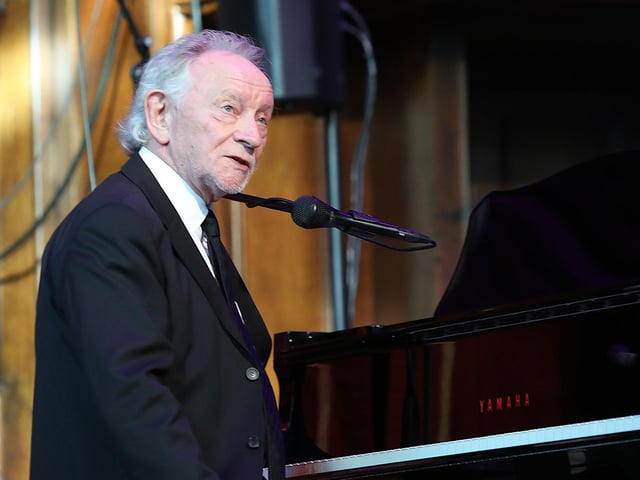 Phil Coulter introducing 'The Town I Loved So Well'.