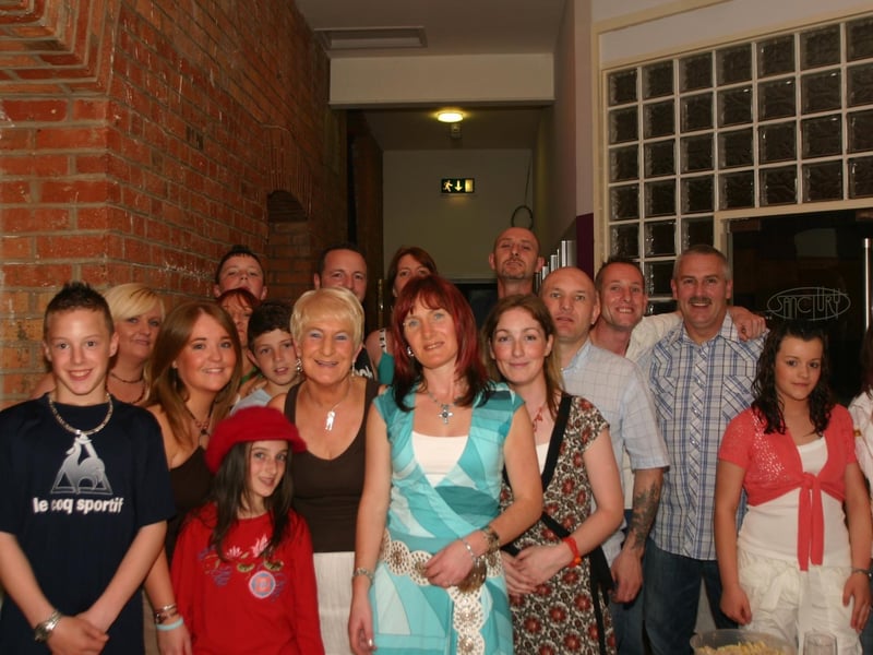 Having a good Time at the party in Bar Zu 7030 dd : Parties in Derry in July 2005.