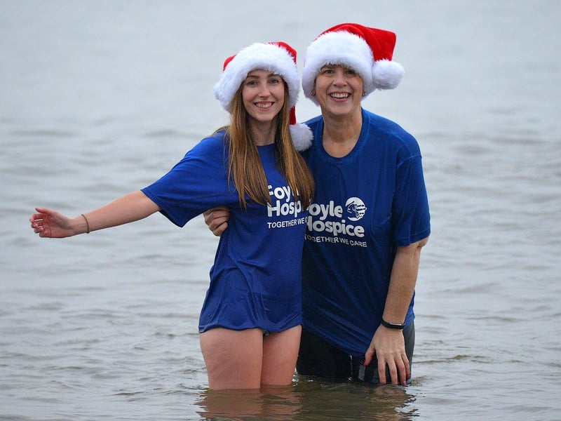 Some of the swimmers who took part in the annual Christmas morning Foyle Hospice charity swim at Ludden beach. Photo: George Sweeney. DER2252GS – 18