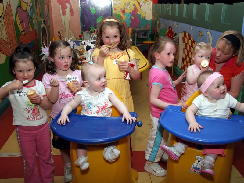 All girls together Rebecca, Paige, Chloe, Leah, Caoimhe, Karen and Chloe as Kasey enjoys her 1st birthday party 0540JML : Parties and celebrations June 2006: Casey McCourt.
