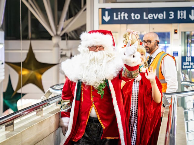 Derry, Northern Ireland. 7 November 2025. Santa arrives at Foyleside Shopping Centre to the cheers of gathered families, marking the official start of the Christmas season. Credit: Aodhan Roberts. : Joyous scenes as Santa arrives at Foyleside Shopping Centre and the festive lights are turned on. Photos: Aodhán Roberts.