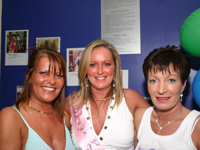 AnnMarie Smith with Sisters Margaret and Patricia at her 40th party in Pitchers 9313dd : Derry Parties & Celebrations October 2005: Smith.