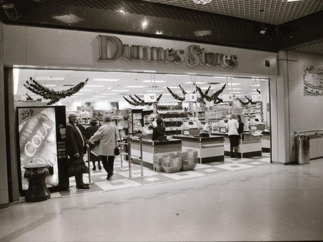 Scenes from around the popular shopping areas of Derry in the run up to Christmas back in 1995.