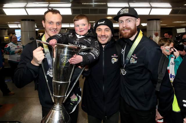 The Belfast Giants with Dáithí’ Mac Gabhann after becoming Premier Sports Elite League champions.    Photo by William Cherry/Presseye