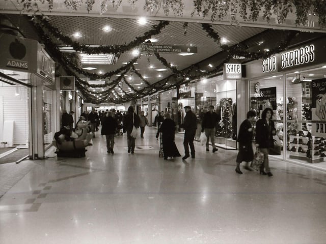 Scenes from around the popular shopping areas of Derry in the run up to Christmas back in 1995.