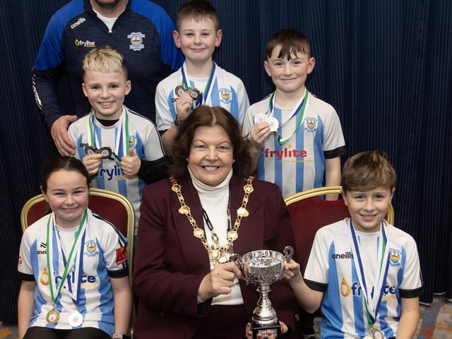 The Mayor of Derry City and Strabane District Council, Patricia Logue. pictured at the D&D Youth FA Annual Awards at the City Hotel on Friday night presents Strabane AFC u-10s with the Summer Cup. Included is coach Neil Conroy.