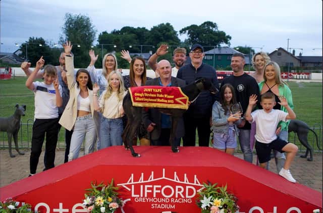 'Pavilion News', winner of the Just Vape A4/A5 525 at Lifford last Friday. Amongst those celebrating at the podium are sponsor Paul Ryan (back row, middle), trainer Aidan McVeigh (middle, holding the winner) and owner Richard Irwin to Adrian's right. (Photo: Morgan Stevenson).