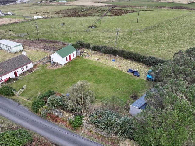 A stunning traditional thatched Cottage, originally built around 300 years ago, located by the sea at Culoort, Malin Head, Donegal, Ireland's most northerly point has come on the market for €195,000.